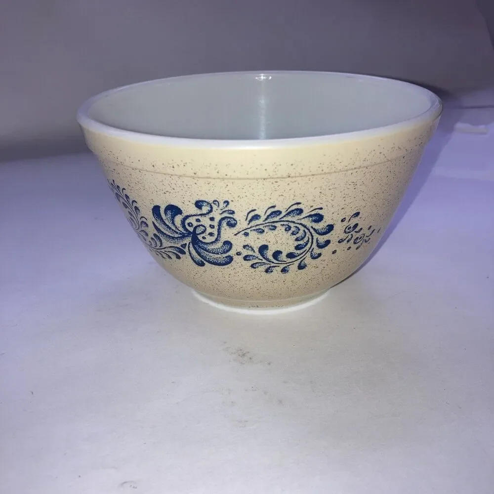 Vintage 70s Pyrex Homestead #401 Mixing Bowl 6in - 1.5 pt Tan w/ Blue Speckle